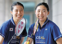 ▲「ジャパンオープンでのダブルス優勝を再び」－バドミントン女子韓国代表の金昭英（キム・ソヨン、写真左）／孔熙容（コン・ヒヨン）組。2019年ジャパンオープンで日本組を破って優勝した2人は、東京五輪で女子ダブルスの金メダルに挑む。写真＝パク・サンフン記者 