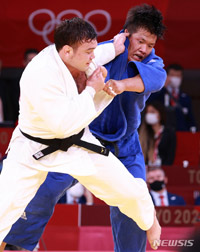 東京五輪：勝者の手を掲げ祝福、柔道チョ・グハムが見せたスポーツマンシップ