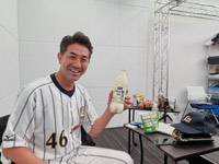 ▲マッコリ（韓国の濁酒）の瓶で再現したあの日…4日、東京都内で会ったG.G.佐藤さん。2008年北京五輪野球競技の準決勝・韓国対日本戦の8回裏で凡フライを落としたエラーの場面を再現してくれた。野球のボールがなくてマッコリのボトルを代用した。ユニホームは13年前に着ていたものだ。写真＝東京ヤン・ジヘ記者 
