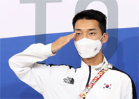▲現役軍人として東京オリンピック男子走り高跳びで韓国新となる2メートル35を記録し4位に入った禹相赫（ウ・サンヒョク）選手。写真は2日、オリンピック選手村で行った記者会見で「忠誠」と叫びながら敬礼する禹相赫選手。