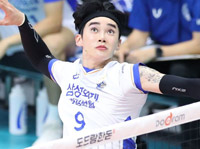 ▲18日、議政府体育館で行われた2021議政府ドドラム・カップ・プロ・バレーボール大会男子の部で、現代キャピタル対サムスン火災の試合に出場してスパイクを放つキム・インヒョク選手。／写真＝聯合ニュース 