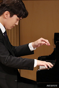 ショパンのピアノ協奏曲2番スケルツォを演奏するピアニストのチョ・ソンジン