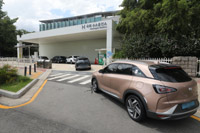 ▲ソウル市で燃料電池車に対する補助金の申請受付が始まった8月17日、ソウル市永登浦区の国会水素スタンドで燃料電池車が順番待ちをしている。／NEWSIS 