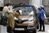 ▲10日、チョ・グク元法相の支持者らがソウル中央地裁前で、元法相が乗ってきた車を洗っている。／写真＝聯合ニュース 