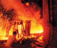 ▲1973年6月9日午前、浦項製鉄（現ポスコ）の第1高炉から最初の溶融銑鉄が流れ出た。かつらなどを輸出してきた韓国の「産業鉄器時代」を切り開いた第1高炉は50年近くの稼働を終え、今年引退する予定だ。／ポスコ 