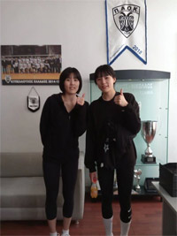 笑顔でピース…韓国バレーボール双子姉妹がギリシャでチーム練習に合流