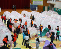 ▲浦項地震の被災者とボランティアが19日、慶尚北道浦項市北区興海邑の室内体育館の避難所に設置されたテントなどの施設を撤去しているところ。／写真＝キム・ドンファン記者 