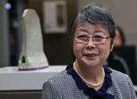 ▲2017年9月19日、ソウル市竜山区の国立中央博物館に「粉青沙器李先斉墓誌」を寄贈した等々力邦枝さん。等々力さんは「今回の寄贈が韓日友好の絆として残ることを祈る」と語った。／写真＝朝鮮日報DB 