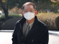 ▲城南市の大庄洞開発を巡る優遇疑惑に関連し、検察の聴取を受けている黄武性・城南都市開発公社初代社長が24日午後、参考人として、ソウル中央地検に出頭した。／聯合ニュース 