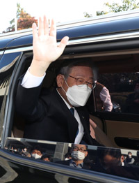 ▲共に民主党から大統領選に出馬する李在明候補が25日午後、京畿道水原市の京畿道庁で職員の見送りを受け、庁舎を後にした。／NEWSIS 