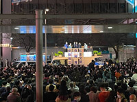 ▲24日夕、東京都内のJR中野駅前広場で、安倍晋三元首相の衆議院議員総選挙の街頭応援演説を聞くため、集まった人々。写真＝チェ・ウンギョン東京特派員 