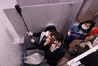 ▲今年4月28日、大田駅内の女子トイレで行われた盗撮カメラ合同点検。写真＝朝鮮日報DB