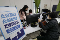 ▲商店主損失補償金現場受付のための専門窓口が設置された3日午前、大田市大徳区庁の窓口で相談する商店主たち。写真＝シン・ヒョンジョン記者 