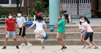 ▲慶尚北道安東市亭下洞のある小学校の校庭で、女子生徒たちがボールで遊んでいる。全校生徒817人の同校の今年の入学生は、男子生徒（43人）よりも女子生徒（57人）の方が多かった。／シン・ヒョンジョン記者 