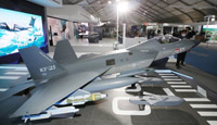 ▲京畿道城南市のソウル空港で開催された「ソウル国際宇宙および防衛産業展示会2021（ソウルADEX）」のプレスデー・イベントに次世代戦闘機KF21の模型が展示された。10月18日撮影。／聯合ニュース 