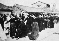 ▲三・一運動当時、万歳運動に参加した女学生らの様子。かつて韓国国内の書籍・写真集・展示会などでは「妓生らの様子」と誤って紹介されていた。／写真＝朴桓教授提供