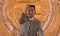 ▲北朝鮮政権樹立73周年の記念日だった今年9月9日、記念行事に登場した金正恩（キム・ジョンウン）総書記。閲兵式に臨み、右手の親指を突き立てたが、以前に比べかなり姿が変わっていたため、影武者説が飛び交った。写真＝聯合ニュース