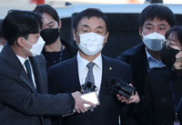 ▲株価操作の疑いが持たれる権オス・ドイツモータース会長が16日午前、ソウル市瑞草区のソウル中央地裁に被疑者尋問のため出廷した。／NEWSIS 