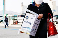 ▲16日、京畿道義王市内のガソリンスタンドで、尿素水を購入し持ち帰る人。写真＝聯合ニュース