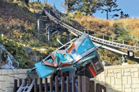 ▲慶尚南道統営市の欲知島で運行中に脱線、落下したモノレール車両は原形を留めないほどつぶれていた。乗客8人は負傷した。／28日、聯合ニュース 