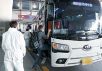 ▲隔離施設に移送される入国者たち…2日、仁川国際空港第1旅客ターミナルで、臨時生活施設に向かうバスに乗る海外からの入国者たち。写真＝NEWSIS 