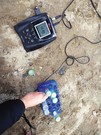 ▲全羅北道群山市のセマングム陸上太陽光第2・3区域で官民合同で行われた鉄鋼スラグ浸出水検査。測定器に表示された試料の濃度はpH12.85だった。／セマングム・スラグ搬出汎（はん）市民対策委員会