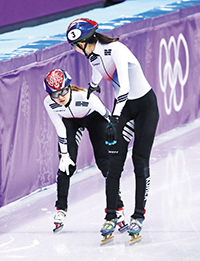 ▲2018年の平昌冬季五輪ショートトラック女子1000メートル決勝で、チェ・ミンジョン＝写真左＝と衝突した後、手を差し出す沈錫希（シム・ソクヒ）＝同右＝。写真＝オ・ジョンチャン記者 