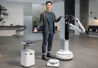 ▲サムスンリサーチのシム・ヒョンジュン社長が今月1日、世界最大のIT展示会CESでサムスンが開発した各種ロボットを披露した。／サムスン電子
