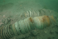 ▲群山の古群山群島で見つかった陶磁器。器や皿が重なった状態で埋まっている。／写真＝韓国文化財庁ホームページ