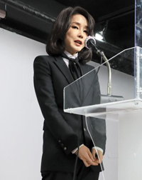 ▲尹錫悦氏の妻、キム・ゴンヒ氏が公開の席上に姿を見せた。／コ・ウンホ記者