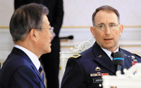 ▲2019年5月に青瓦台（韓国大統領府）で開催された韓米軍主要職位者招請懇談会で対話を交わす文在寅（ムン・ジェイン）大統領とロバート・エイブラムス在韓米軍司令官（当時）。／聯合ニュース