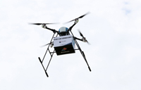 ▲今年8月、世宗市の世宗湖水公園でドローンがピザを配達している。／シン・ヒョンジョン記者 