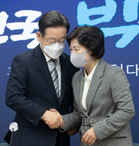 ▲2021年12月16日、ソウル・汝矣島の与党「共に民主党」本部で行われた大統領選候補直属「社会大転換委員会発足式」で、同党の李在明（イ・ジェミョン）第20代大統領選候補と話を交わす秋美愛（チュ・ミエ）前法務部長官（名誉選挙対策委員長）。写真＝李徳熏（イ・ドクフン）記者