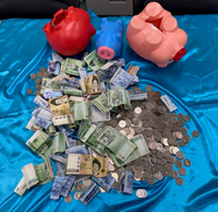 ▲先月30日に忠清南道公州市の金鶴地区隊（交番）入り口に「恵まれない人たちのために使ってください」と書かれた手紙と共に初等学校（小学校）児童の兄弟が置いていった豚の貯金箱。 