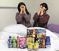 ▲韓国の食べ物や飲み物を買って韓国旅行の気分に浸る「渡韓ごっこ」。写真＝韓国観光公社