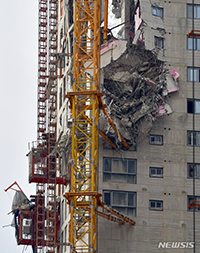 外壁が崩落したマンション工事現場