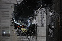 【写真】光州市西区のマンション「花井アイパーク」崩落事故の現場で、救急隊員が残がいの除去と捜索作業を進めている。／23日夜撮影、聯合ニュース