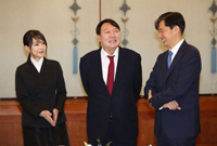 ▲2019年7月25日、青瓦台（大統領府）本館で、検察総長任命状授与式の開始前、当時のチョ・グク民情首席秘書官＝写真右＝と話を交わす新任の尹錫悦（ユン・ソクヨル）検察総長＝同中央＝と妻の金建希（キム・ゴンヒ）氏＝同左＝。写真＝NEWSIS 