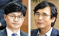 ▲韓東勲検事長（左）と柳時敏・元盧武鉉財団理事長