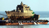 ▲海中から引き揚げられた哨戒艦「天安」がはしけに載せられ、韓国海軍第2艦隊（京畿道平沢市）に移送されている。／2010年4月24日、イ・ミョンウォン記者 