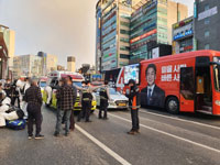 ▲15日午後、安哲秀（アン・チョルス）候補の遊説車両内で2人が倒れ、救急隊員が救助に当たっている（天安）。
