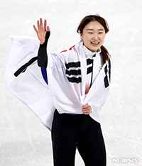 金メダル獲得で太極旗を肩にかけるチェ・ミンジョン-Chosun online
