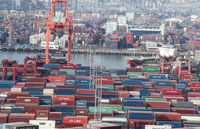 輸出大国・韓国に押し寄せた「3つの波」、上期は貿易赤字続く可能性