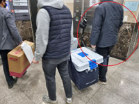 ▲投票箱を運ぶ民主党市議／国民の力提供
