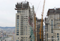 【3月15日付社説】光州マンション外壁崩落事故の原因は無断設計変更、27年前の三豊百貨店崩壊事故とそっくり