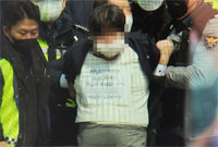 朴槿恵前大統領に焼酎瓶を投げた40代男…胸には「HR_人民革命党」