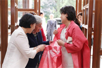 文大統領夫人に韓服を販売した名匠「領収証の要請なかった」…青瓦台の釈明と異なる証言