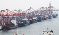 ▲21日午前、釜山港の神仙台埠頭ではコンテナの荷役作業が行われていた。韓国関税庁によると、4月1－20日の輸出額（通関ベース、速報値）は362億8500万ドルで、前年同期比16.9％増加した。輸入額は414億8400万ドルで25.5％増加した。その結果、貿易収支は51億9900万ドルの赤字だった。／聯合ニュース 