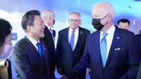 ▲2021年10月30日（現地時間）にイタリア・ローマのヌボラ・コンベンションセンターで主要20カ国（G20）首脳会議が開催され、その記念撮影前に文在寅（ムン・ジェイン）大統領は首脳ラウンジで米国のバイデン大統領と言葉を交わした。／青瓦台 