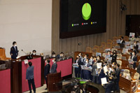 ▲30日午後、国会本会議場で「検察捜査・起訴権分離」のための検察庁法改正案表決処理に抗議する国民の力所属議員たち。写真＝国会写真記者団